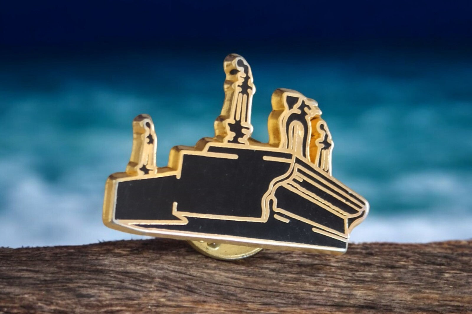 Pin's vintage paquebot noir et doré – Badge ancien bateau – Émail métal