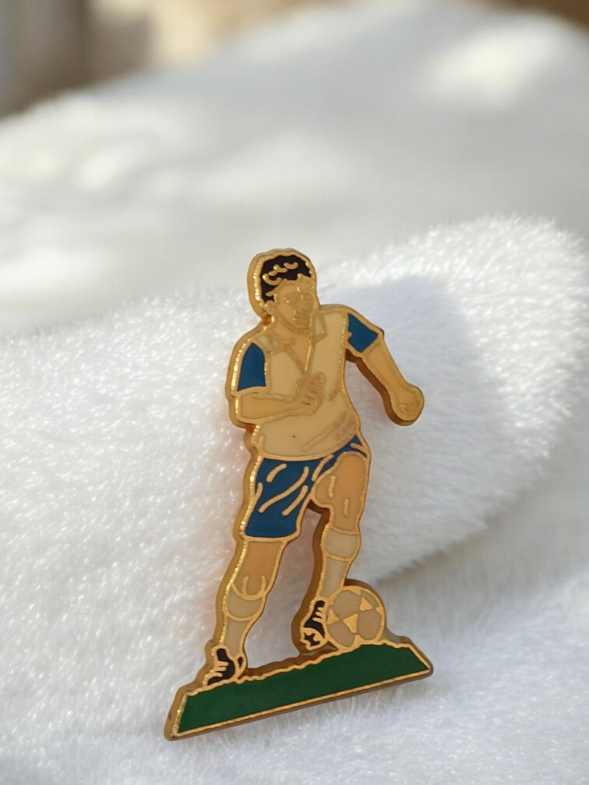 Pin's vintage joueur football OM Marseille ancien badge rétro rare