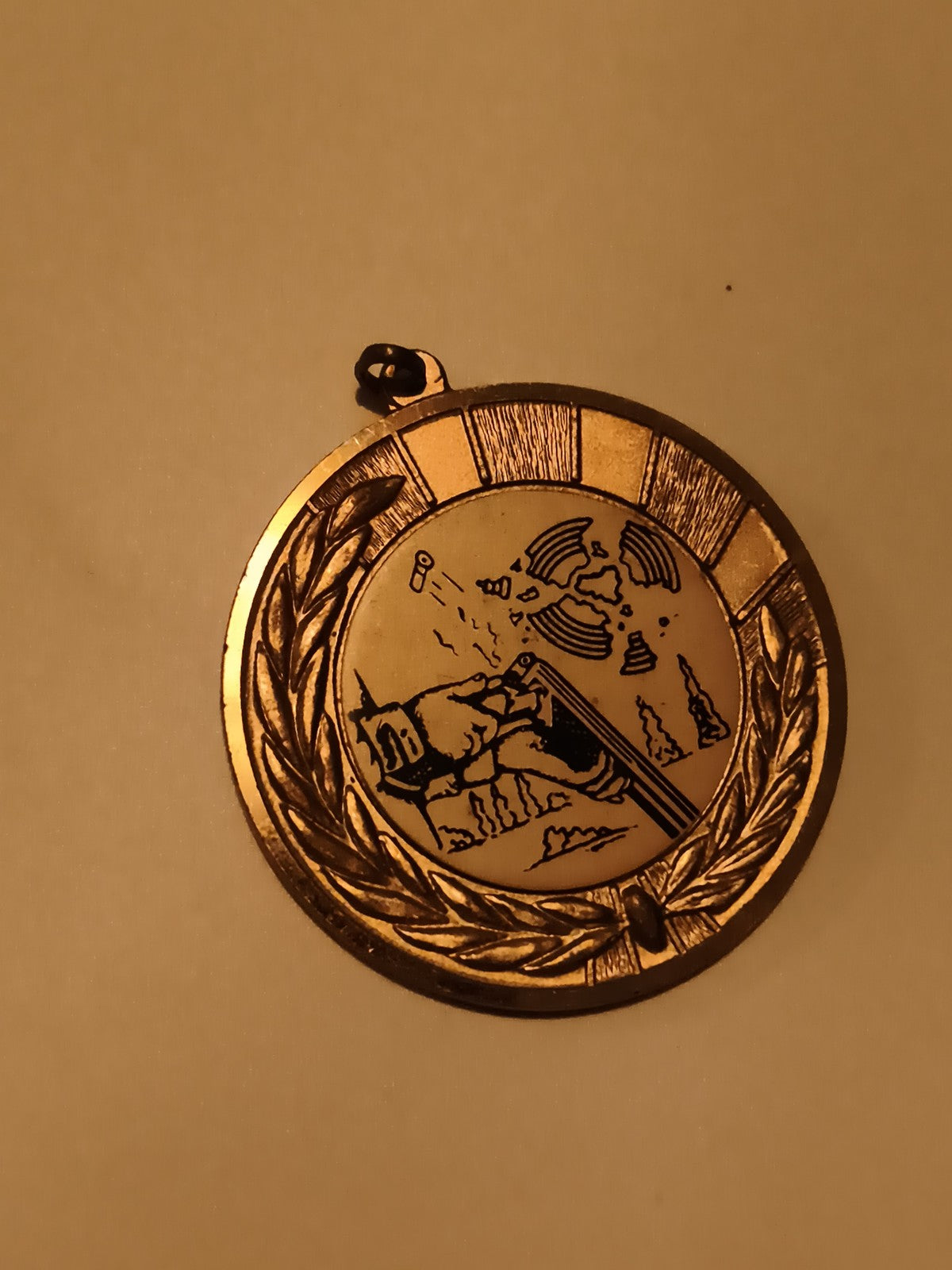Médaille ronde finition dorée motif sportif laurier, pendentif récompense