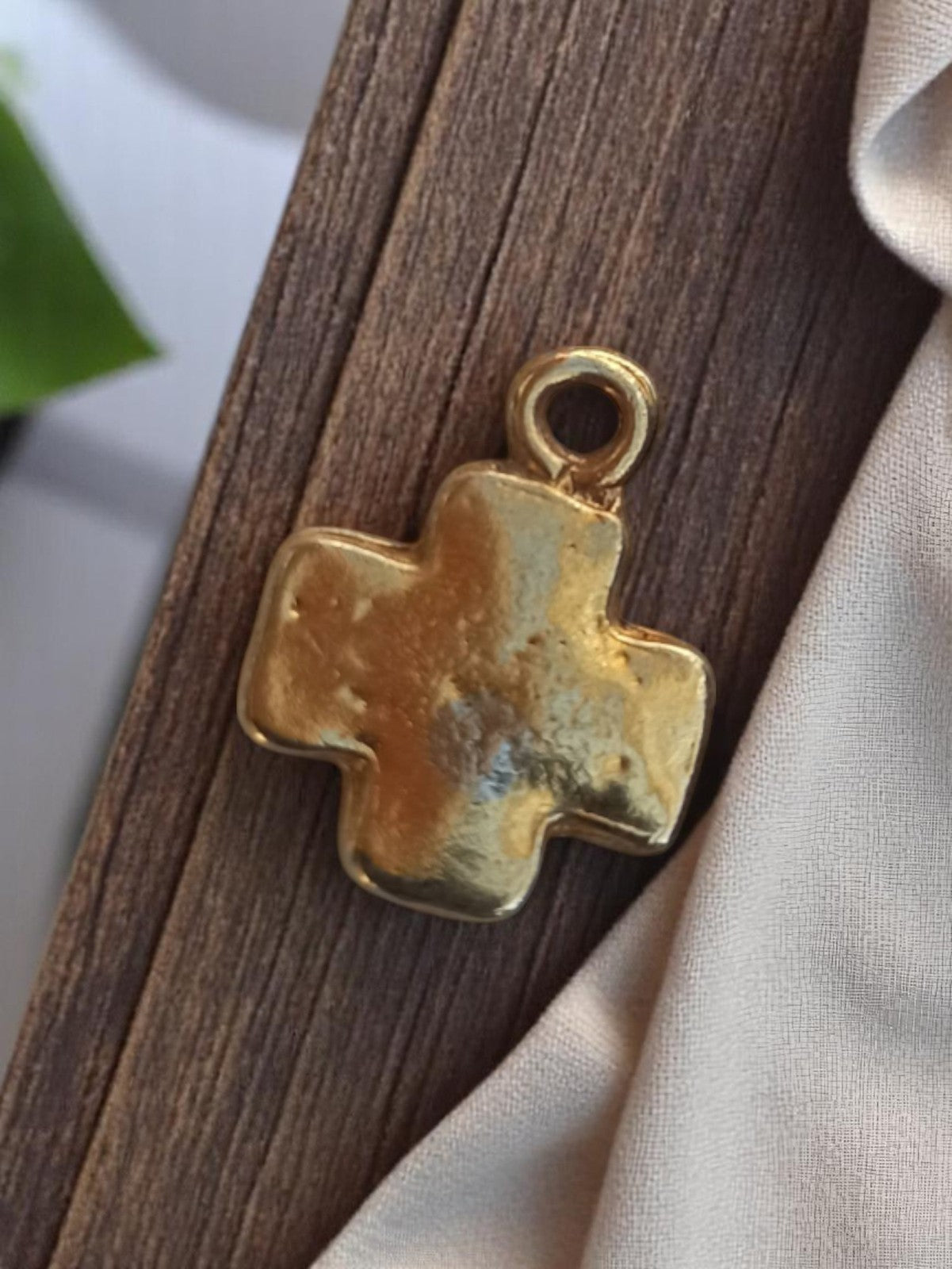 Pendentif croix vintage années 50 métal doré bijouterie rétro deadstock