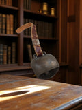 Cloche ancienne en métal avec lanière cuir ? Petite vintage collection déco