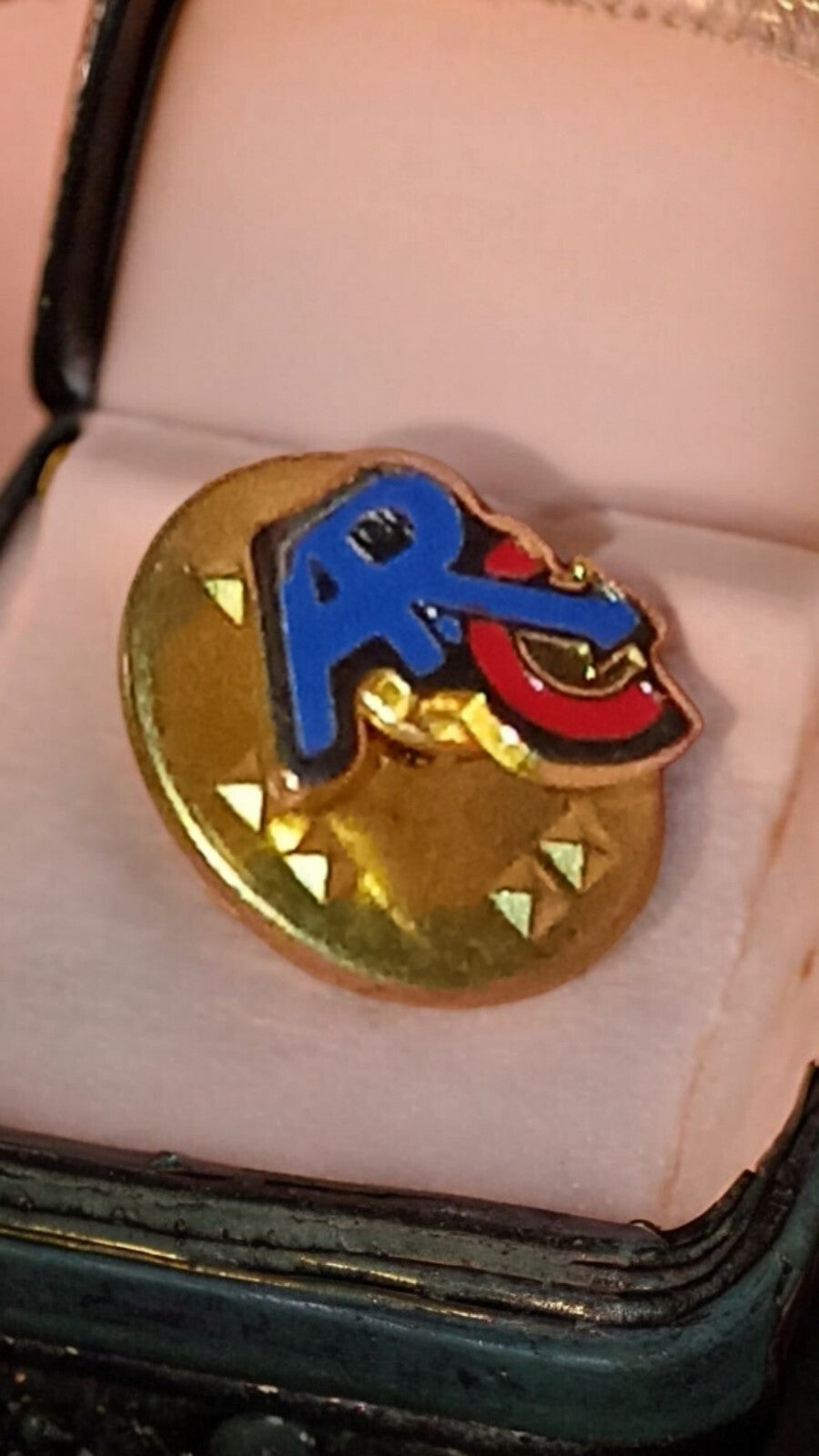 Pin's vintage ARC émaillé doré années 80 – badge rétro bleu rouge or