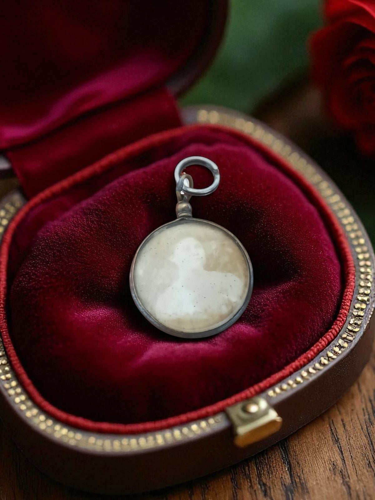 Pendentif mortuaire ancien portrait flou médaillon vintage curiosité XIXe