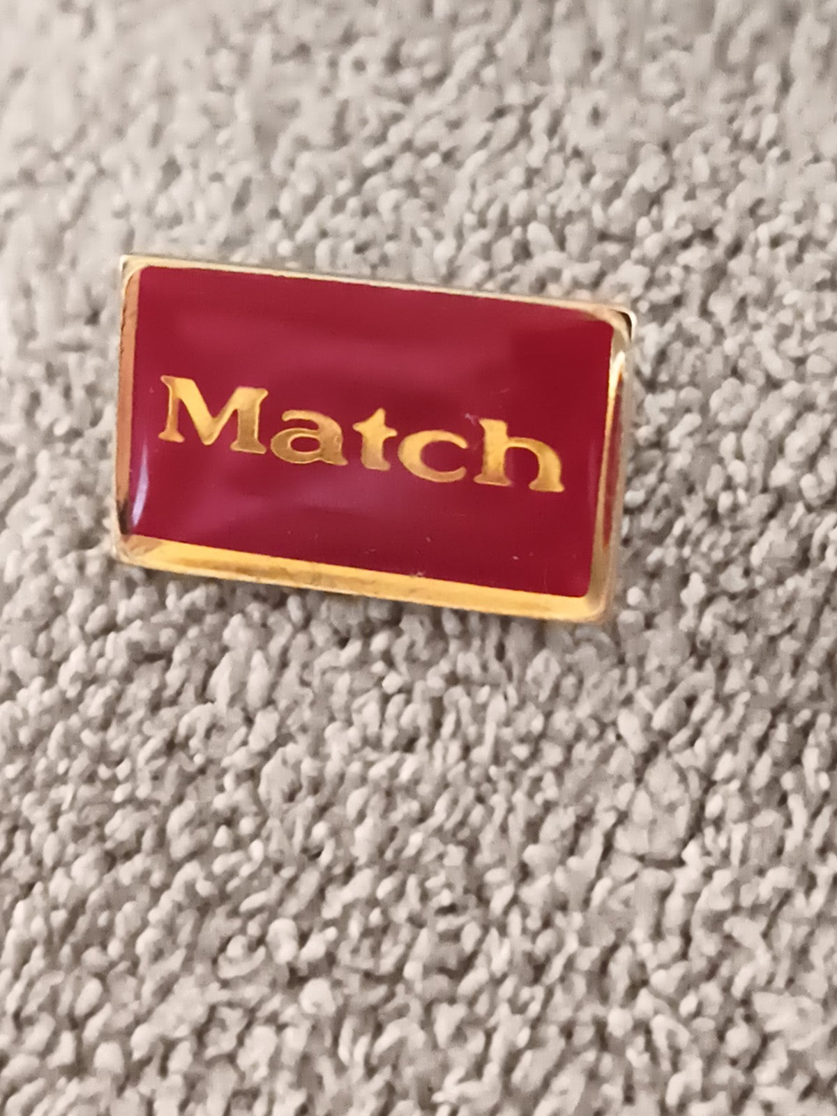 Pin's vintage Match émaillé rouge doré, badge rétro années 80-90 (Ref 9)