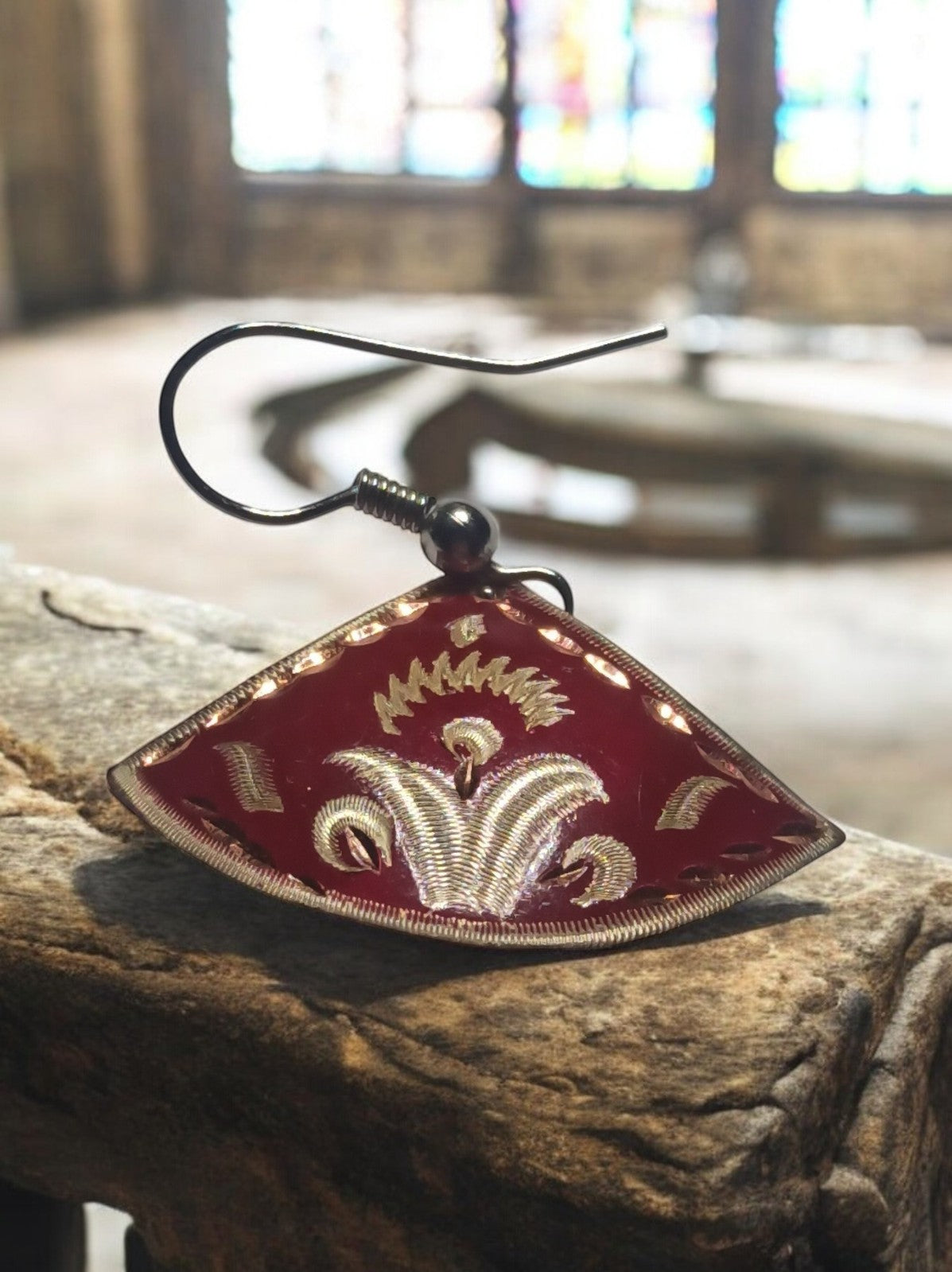 Boucle d’oreille vintage années 70 émaillée rouge motif doré unique rétro