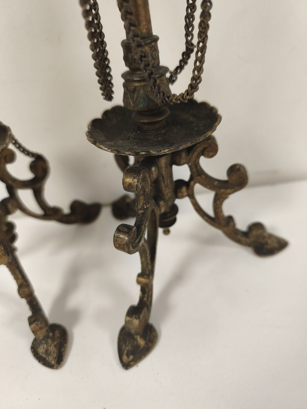 Paire de chandeliers en bronze XIXe, chaînettes et plateaux festonnés
