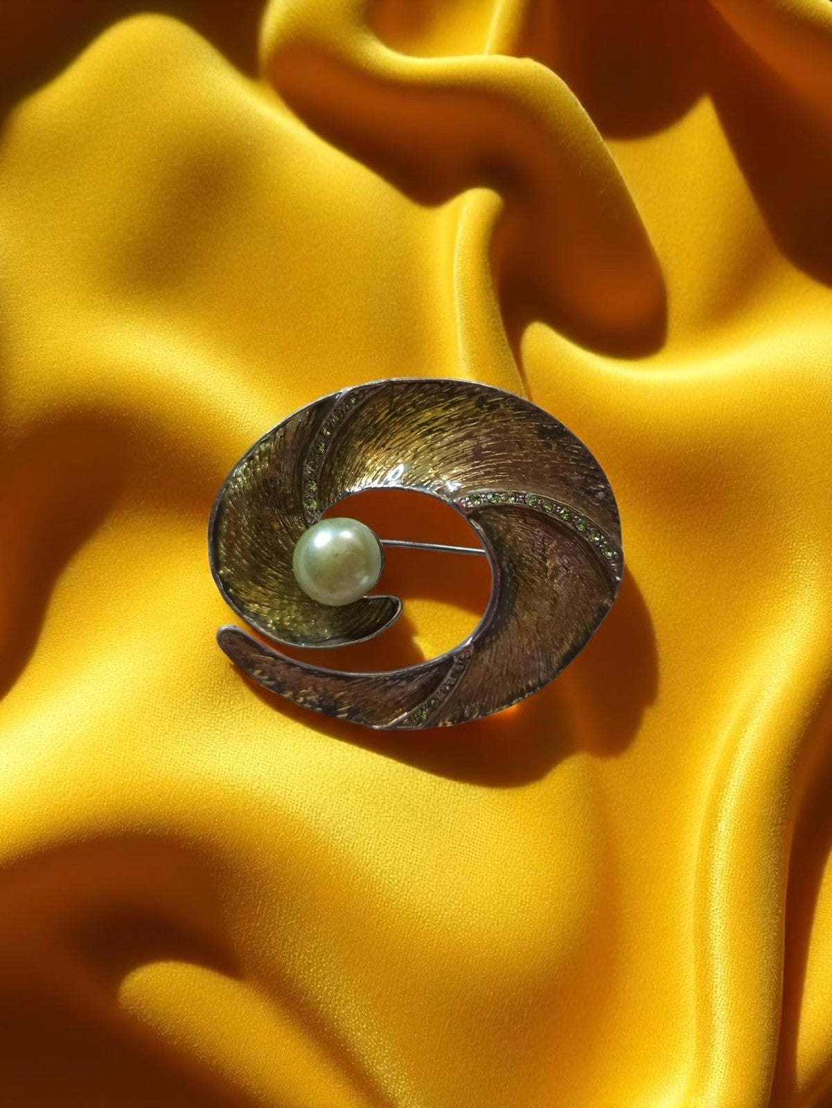 Broche vintage spiralée métal doré perle, bijou rétro élégant accessoire femme
