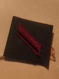 Insigne militaire ancien ruban rouge sur tissu noir décoration uniforme
