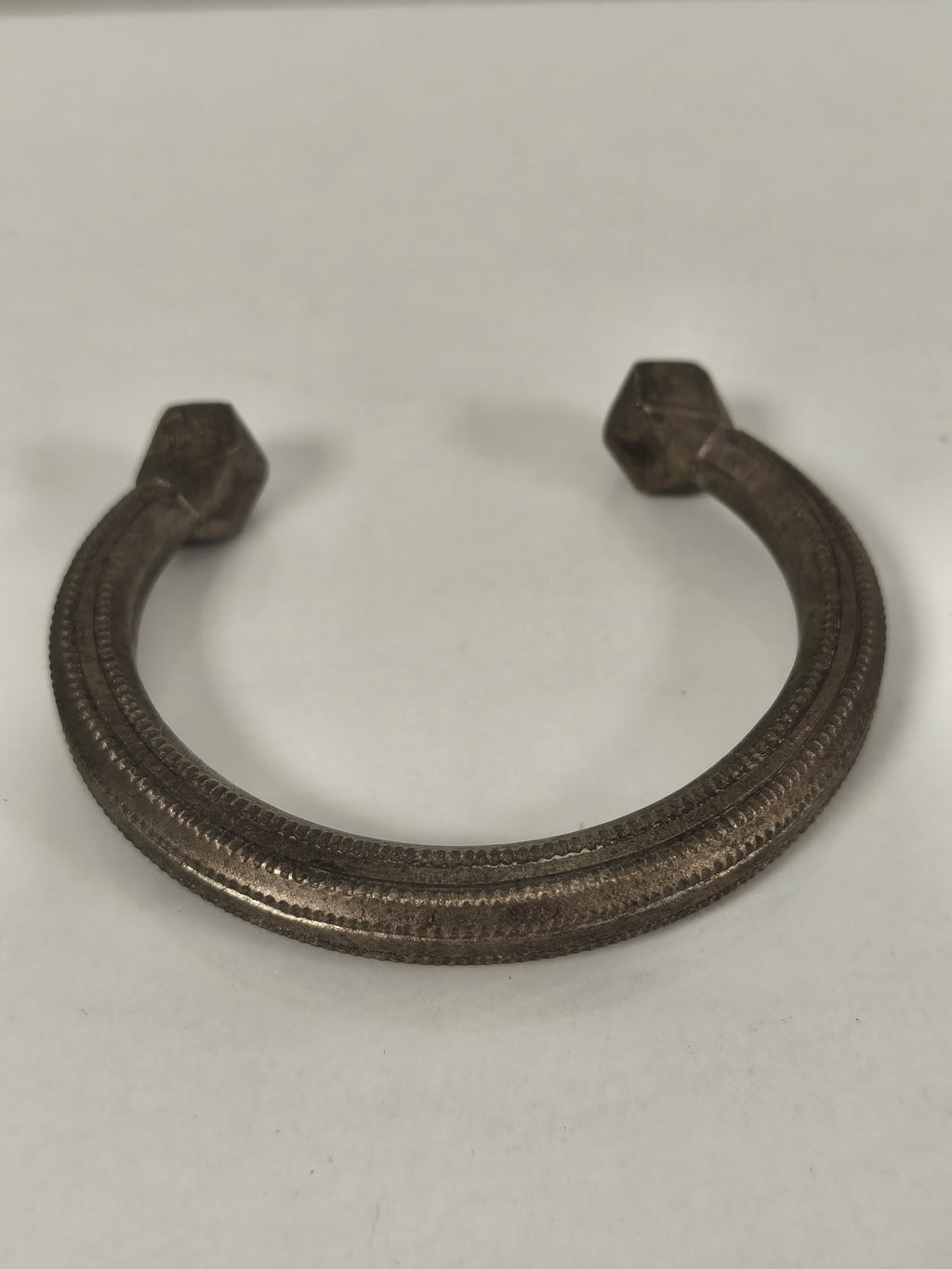 Ancien bracelet africain bronze ouvragé, ethnique, motif géométrique vintage