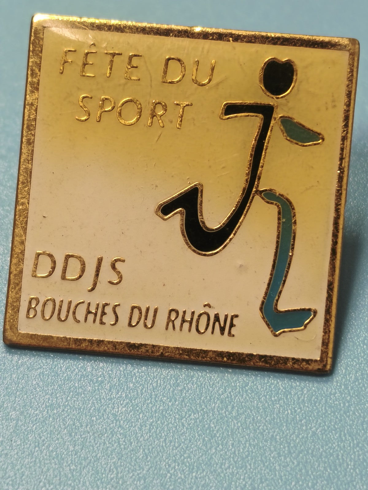 Pin's vintage Fête du Sport DDJS Bouches du Rhône émaillé carré collection