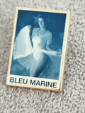 Pin's vintage BLEU MARINE photo femme, badge rétro années 80/90 (Ref 10)