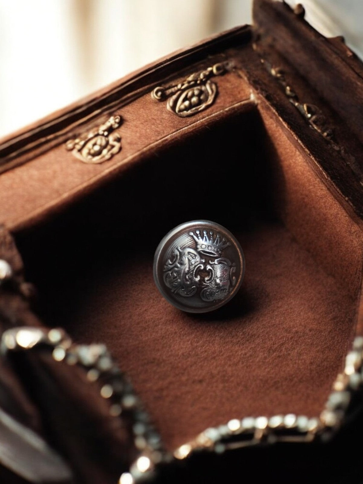 Bouton ancien métal blason couronne XIXe, boutonnerie armoiries décoratif