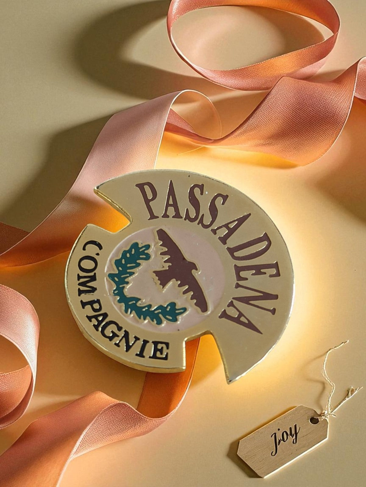 Pin's vintage PASADENA Compagnie, logo publicitaire rare, finition émaillée