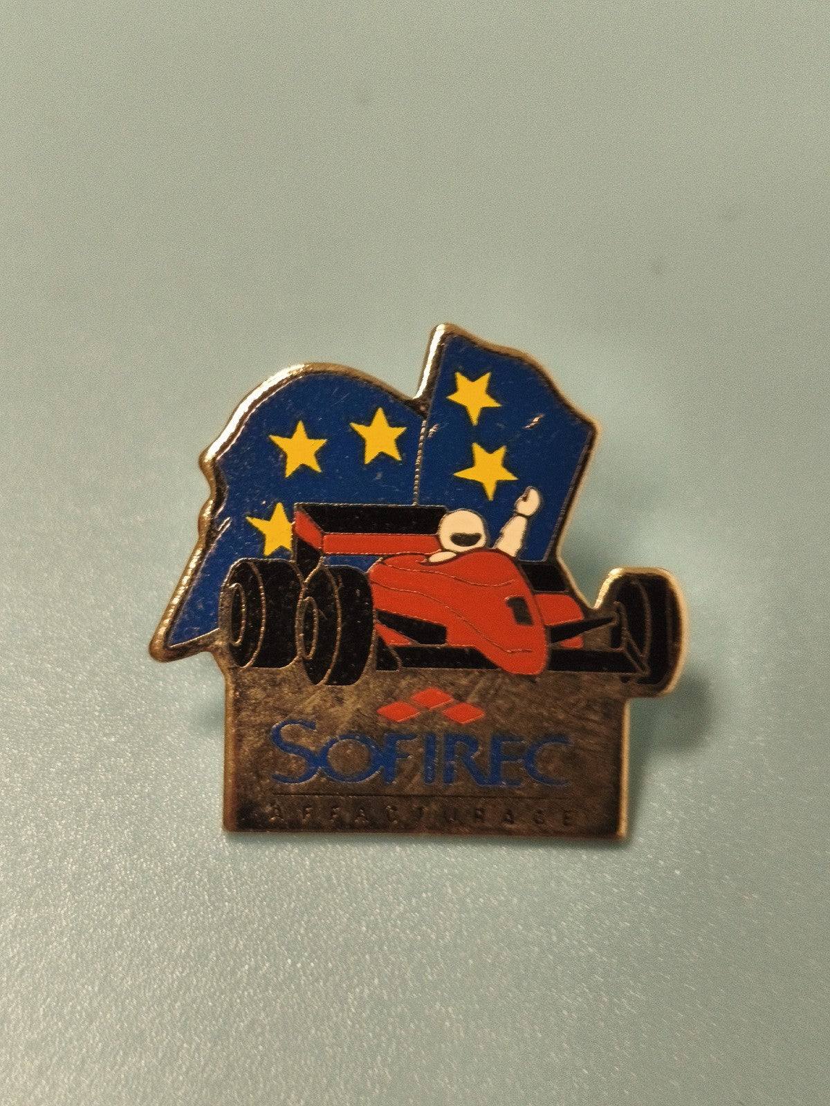 Pin's vintage SOFIREC Formule 1 drapeau Europe course automobile collection