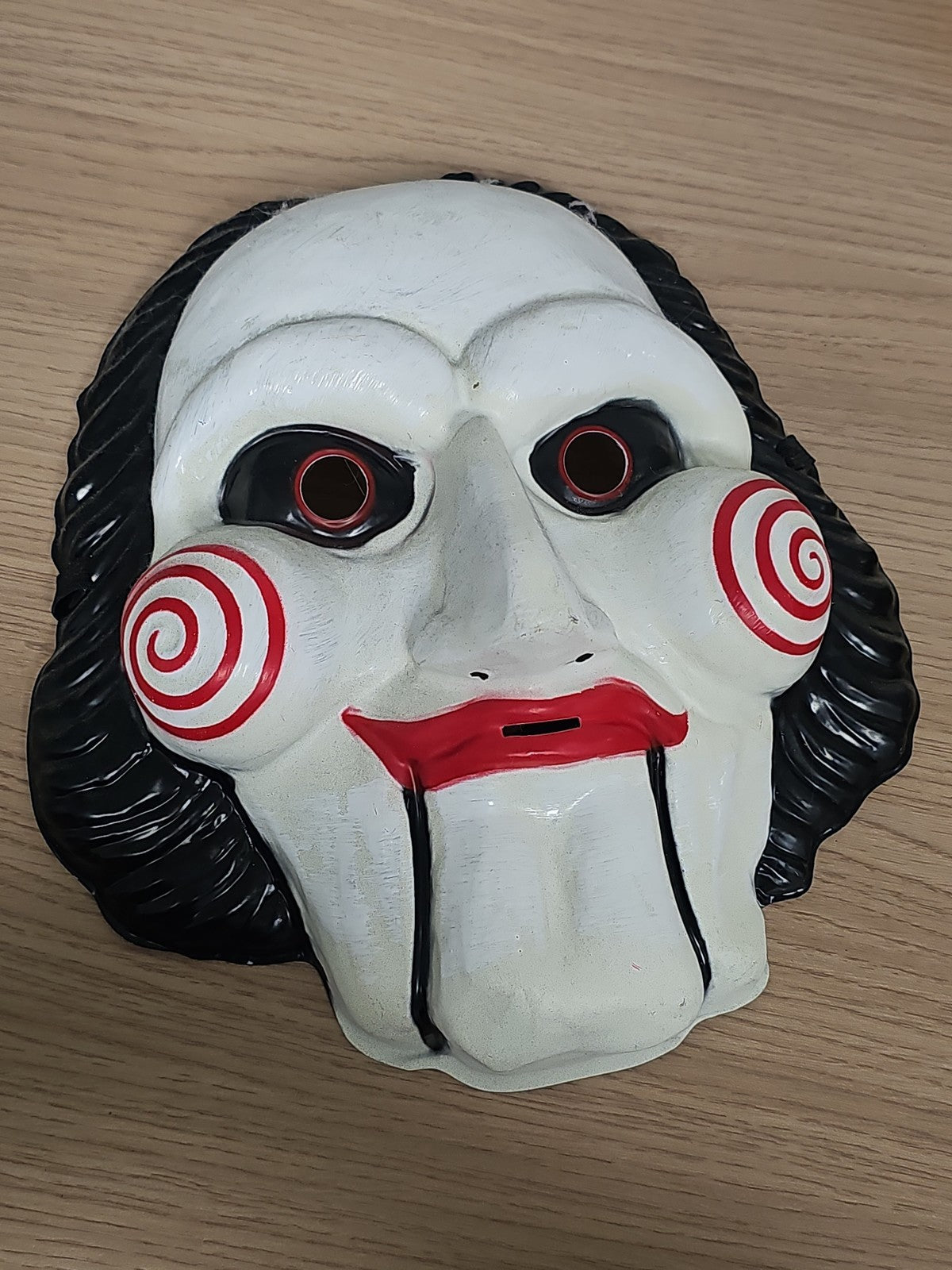Masque ancien style Saw visage spiralé blanc noir rouge horreur déco vintage