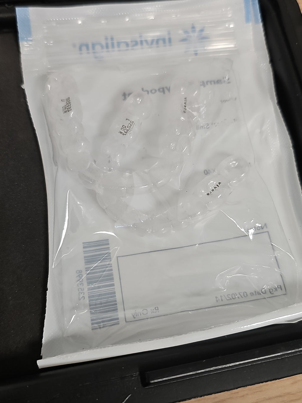 Kit orthodontique Invisalign avec gouttières, modèle dentaire et instruments
