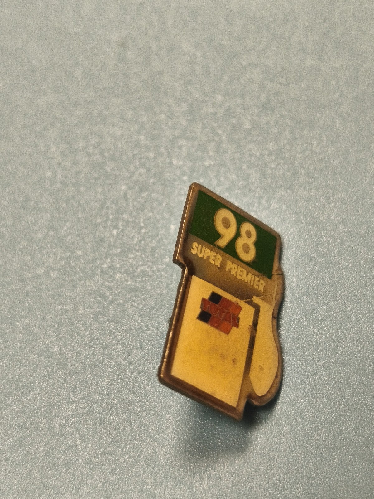 Vintage pin's TOTAL Super Premier 98, forme pompe à essence, collection (Ref 4)