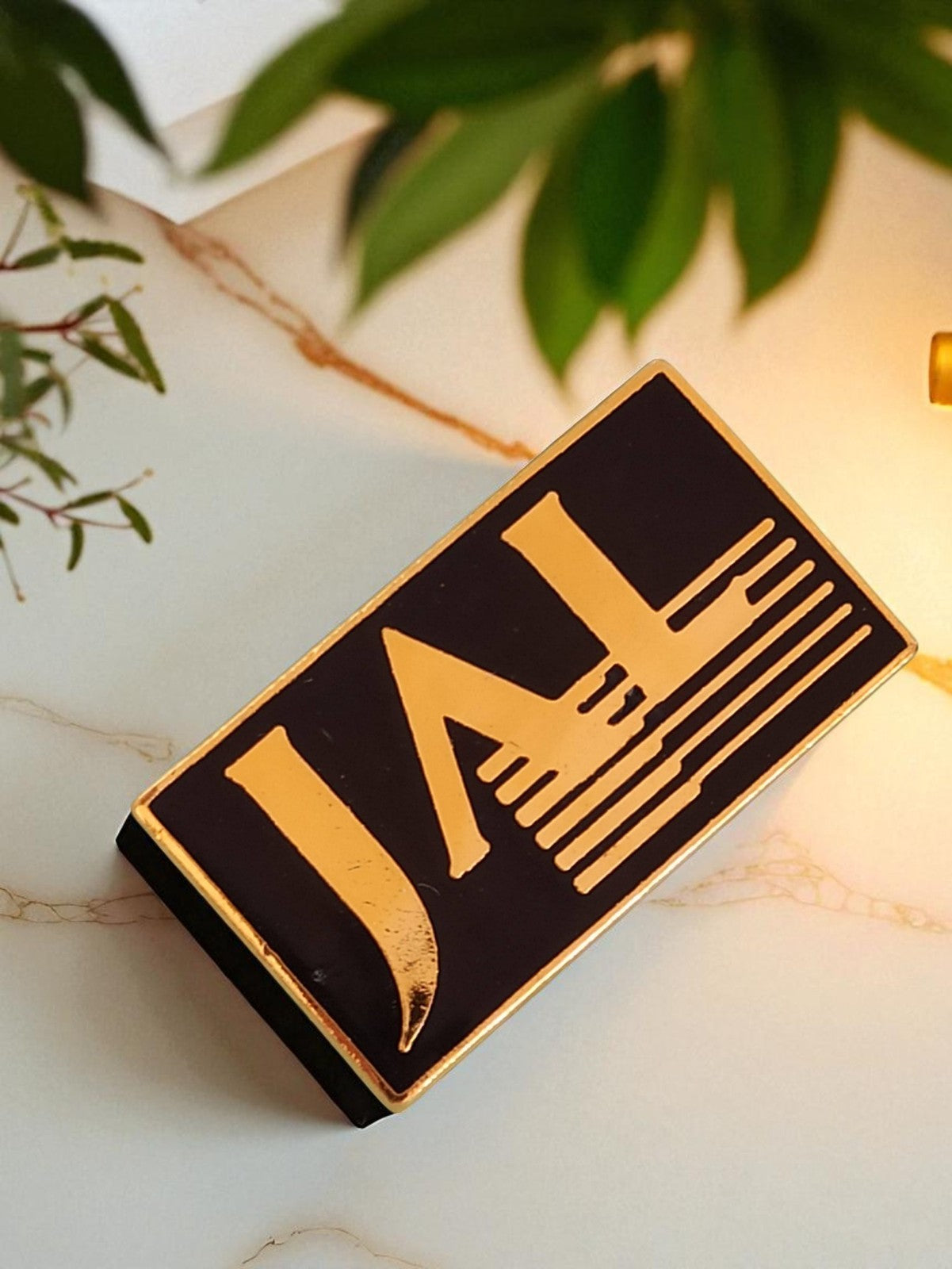 Pin's publicitaire JAL vintage édition limitée noir doré