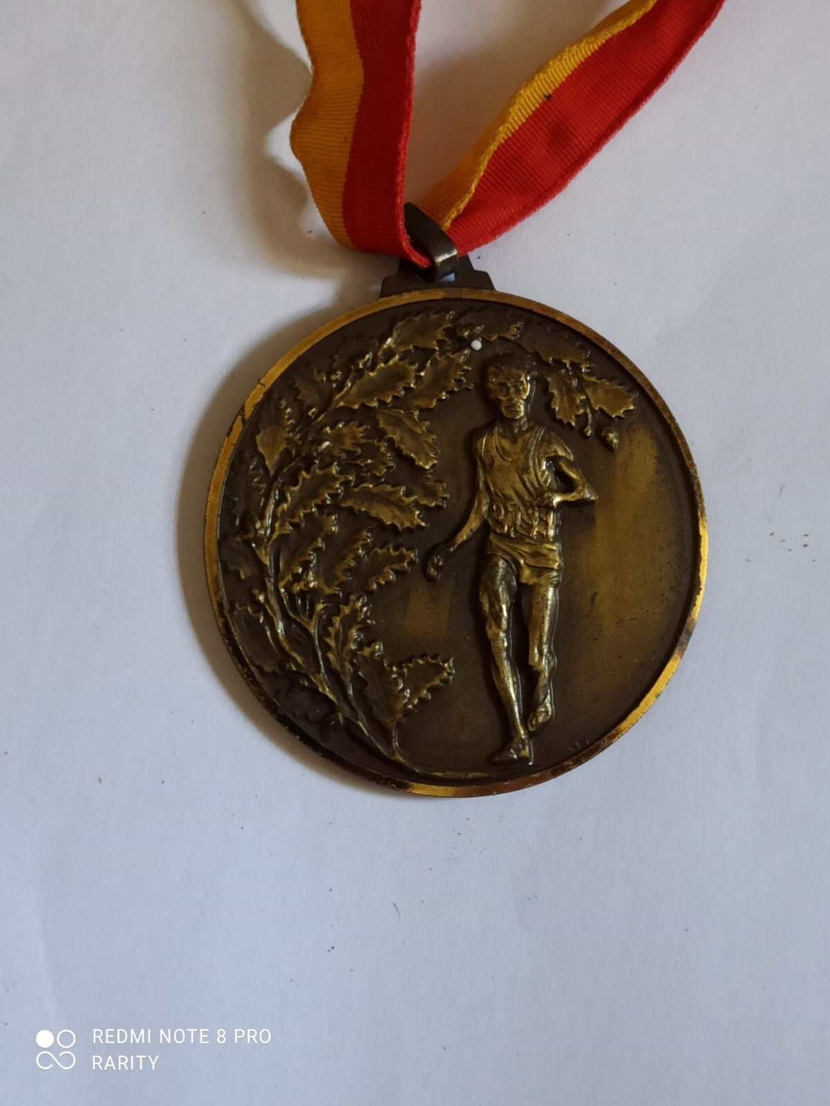 Médaille vintage marathon 20km 1985 coureur relief ruban rouge jaune sport