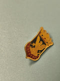 Vintage pin's blason Breteuil doré aigle héraldique collection