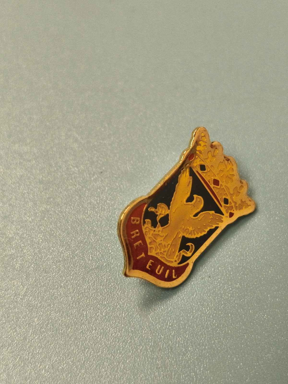 Vintage pin's blason Breteuil doré aigle héraldique collection