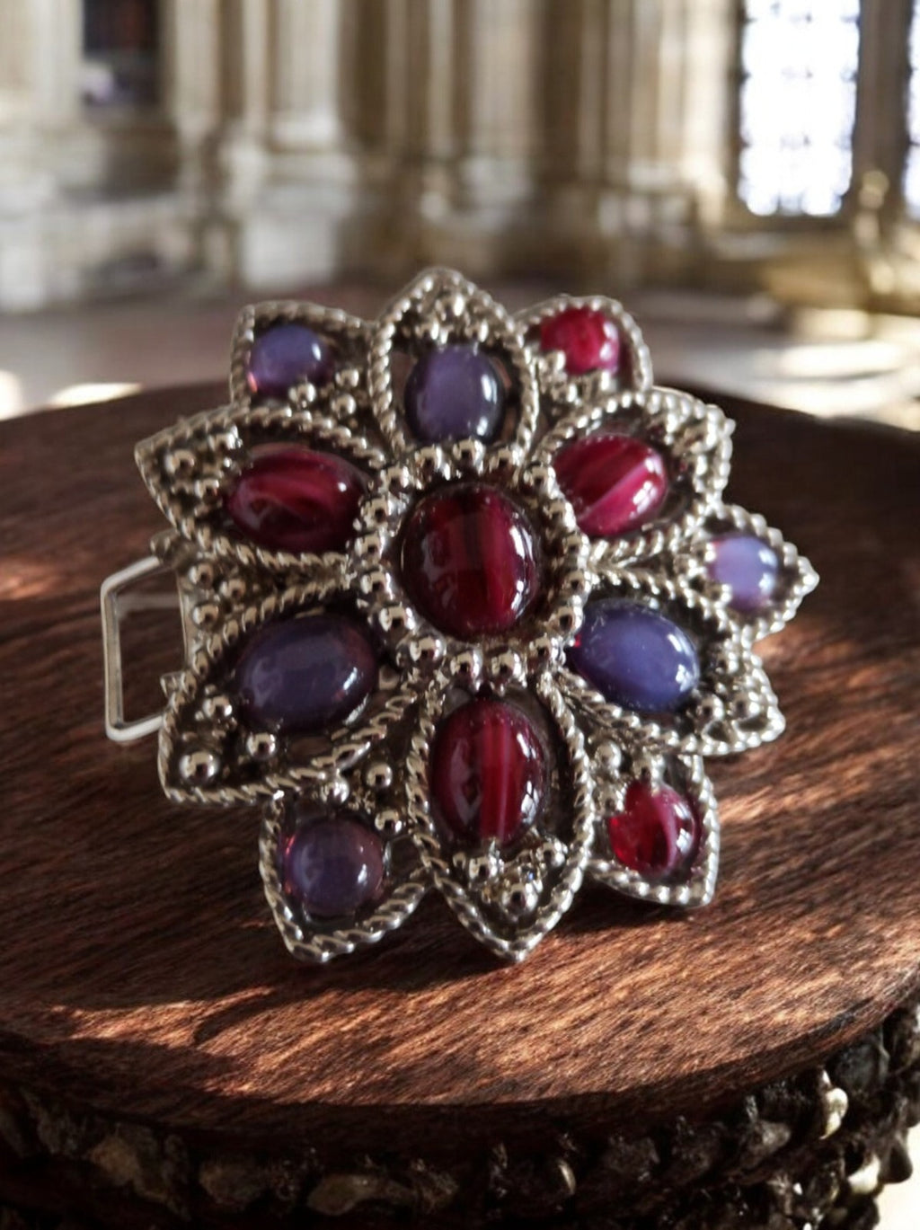 Boucle de ceinture vintage métal motif floral cabochons rouge violet