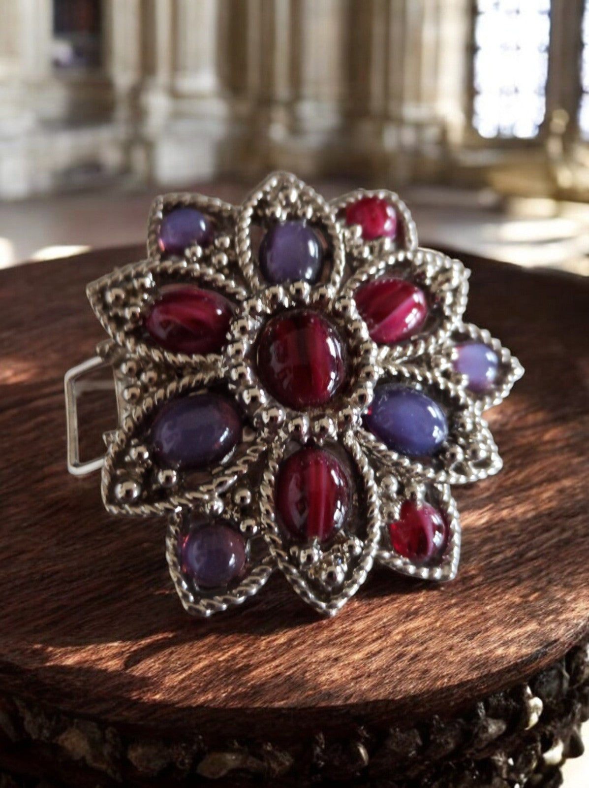 Boucle de ceinture vintage métal motif floral cabochons rouge violet