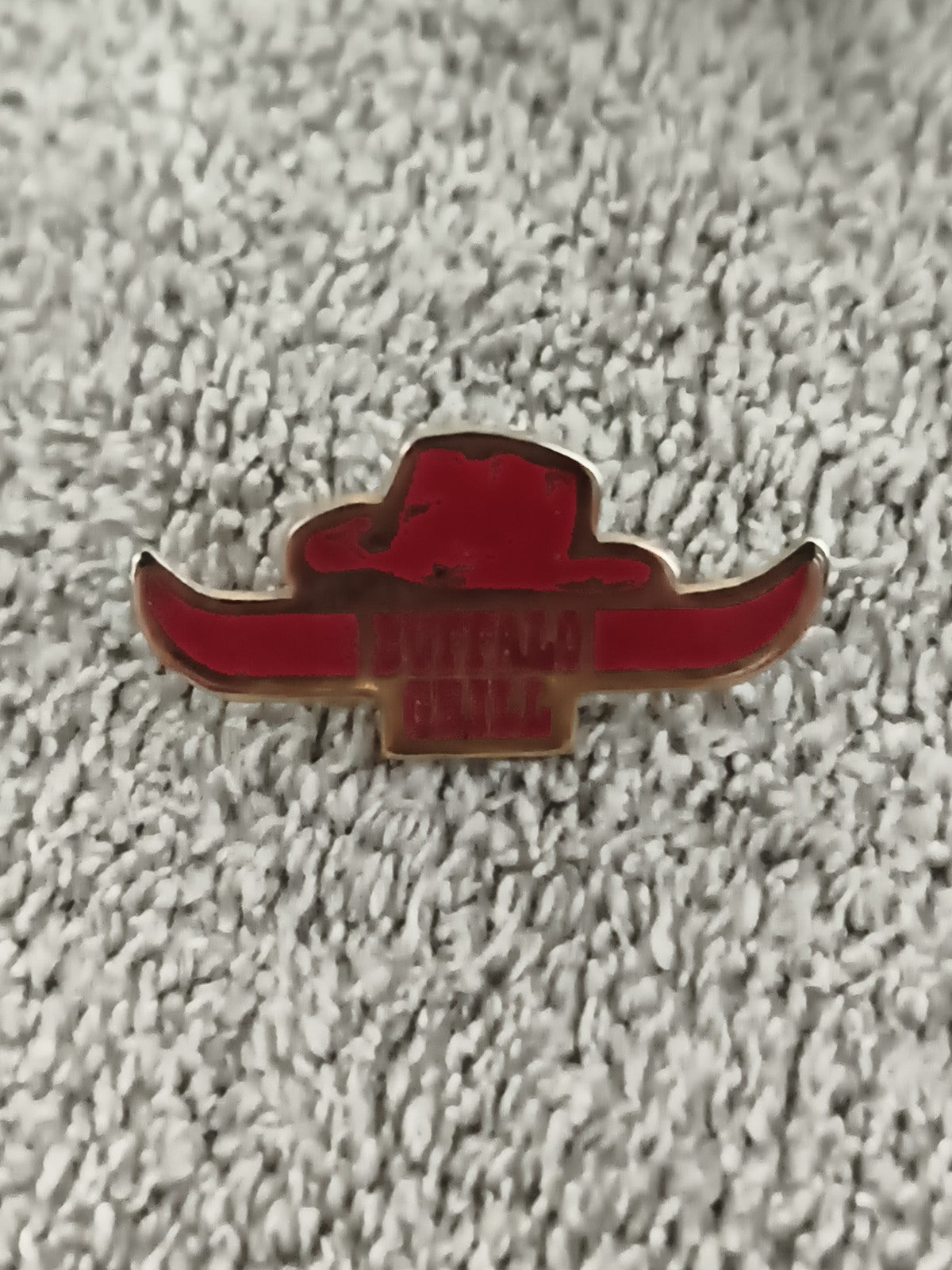 Pin's vintage Buffalo Grill chapeau rouge, badge ancien logo (Ref 5)