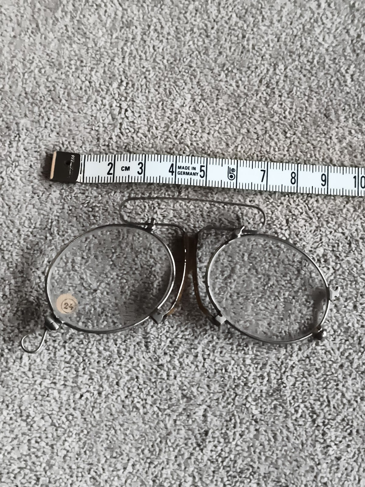 Ancienne paire de lunettes pince-nez métal, monture ovale vintage rétro