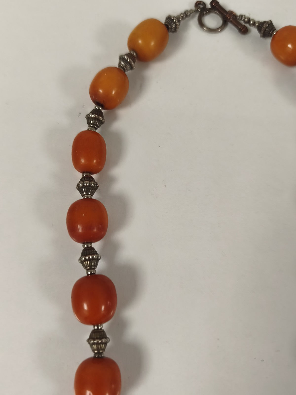 Grand collier yéménite antique argent, bakélite orange, fermoir T