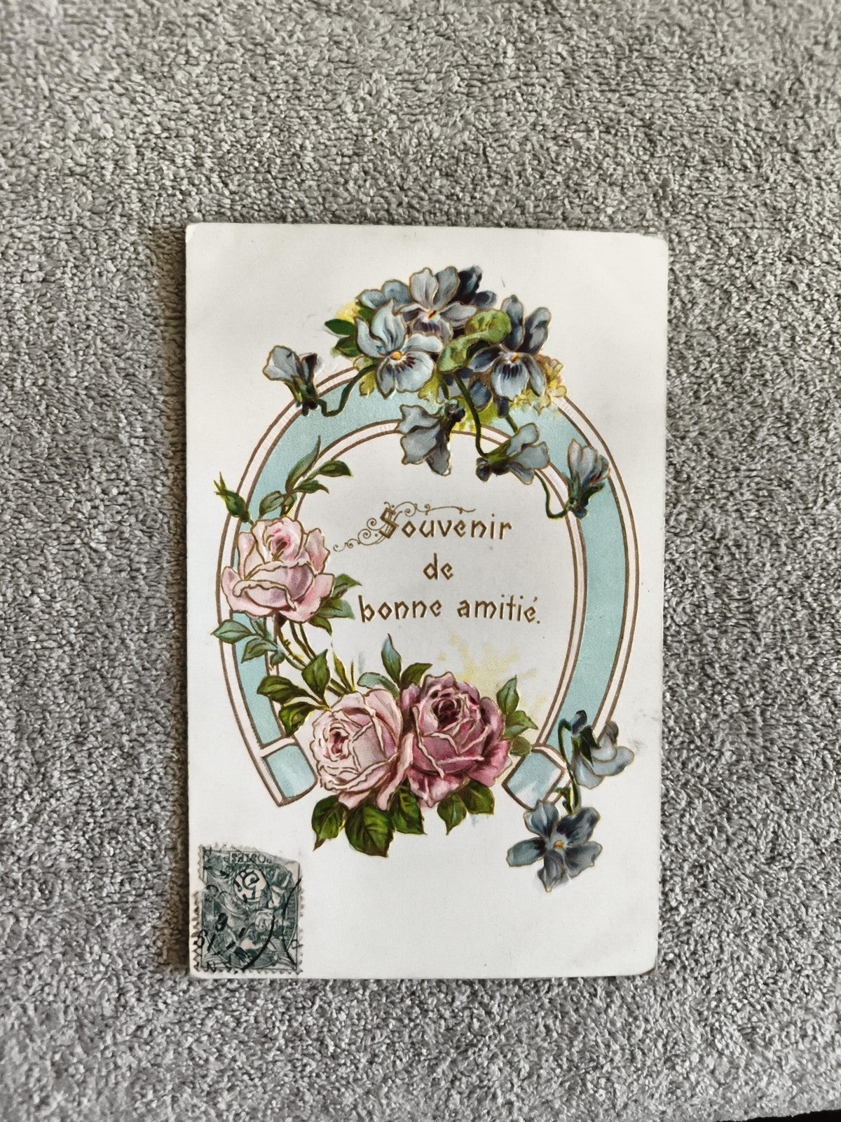 Carte postale illustrée Souvenir de bonne amitié fleurs timbre CPA