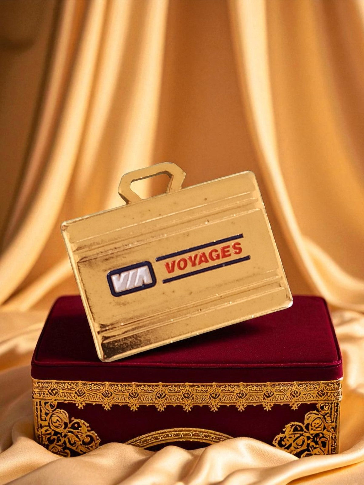 Pin's vintage mallette dorée VIA Voyages, publicité rétro rare, badge ancien