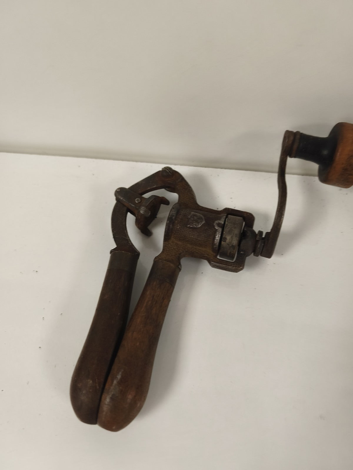 Ancien outil de sertissage à poignées bois, vintage, collection outillage