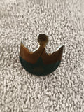 Pin's vintage silhouette dorée sur fond vert émaillé, style années 90 (Ref 5)