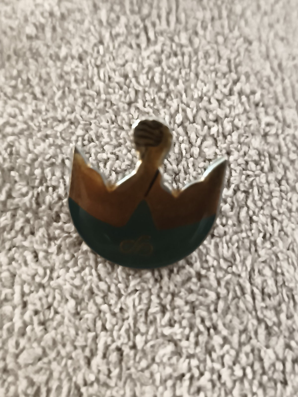 Pin's vintage silhouette dorée sur fond vert émaillé, style années 90 (Ref 5)
