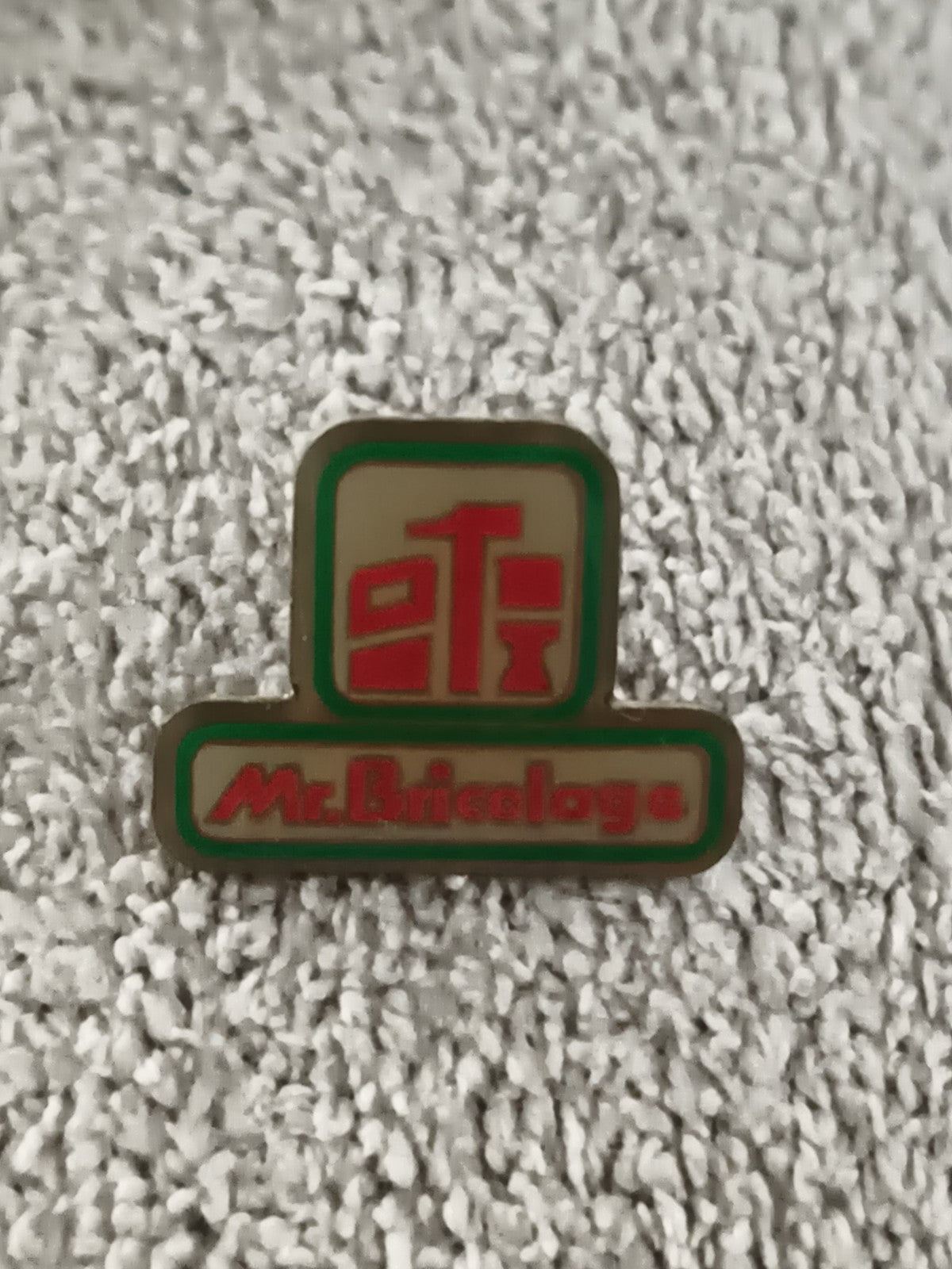 Pin's vintage Mr.Bricolage logo vert rouge ancien badge (Ref 9)