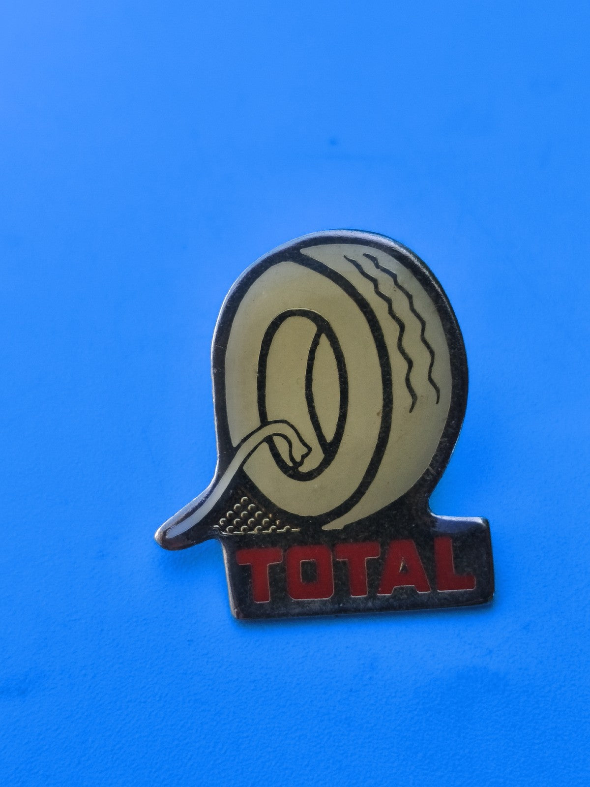 Pin's vintage TOTAL pneu jaune logo ancien collection automobile (Ref 8)