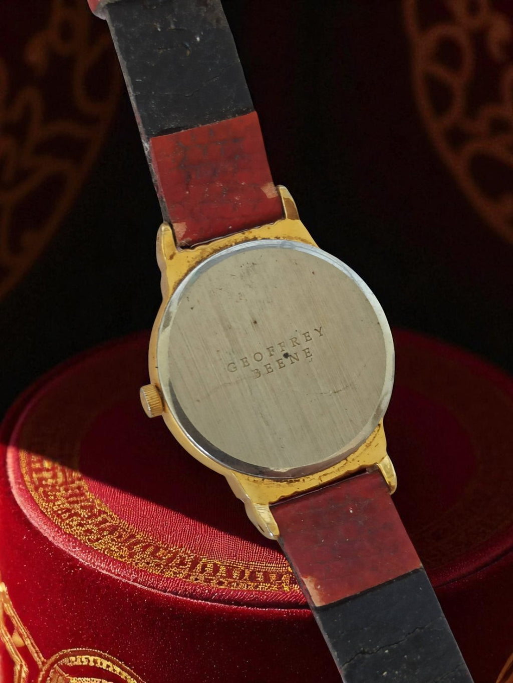 Montre femme vintage Geoffrey Beene dorée, ancien bracelet cuir brun