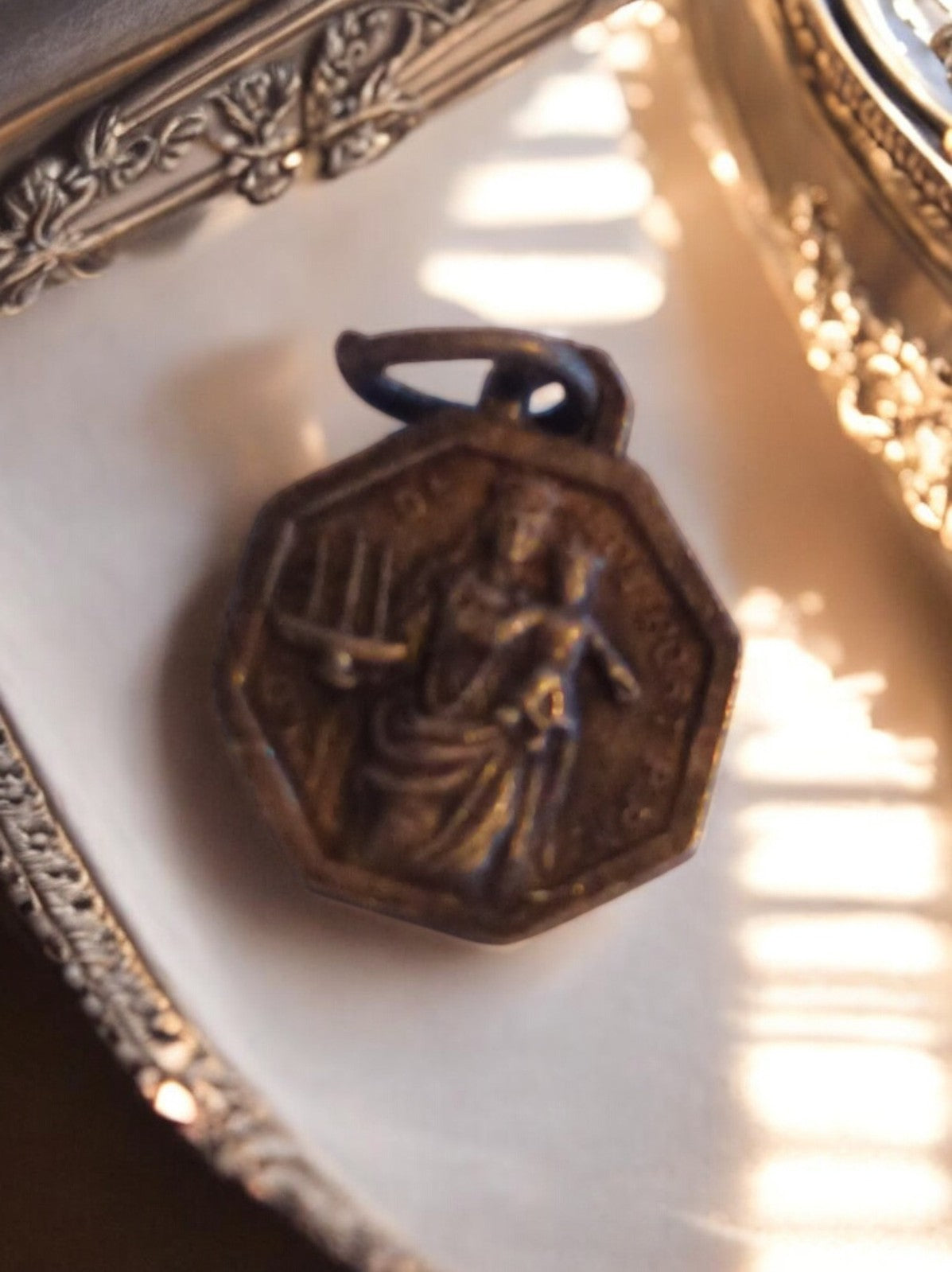 Médaille religieuse octogonale vintage métal, Vierge à l'Enfant, ancien pendenti