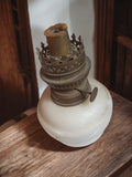 Lampe à huile ancienne vintage, laiton et verre blanc, déco rétro authentique
