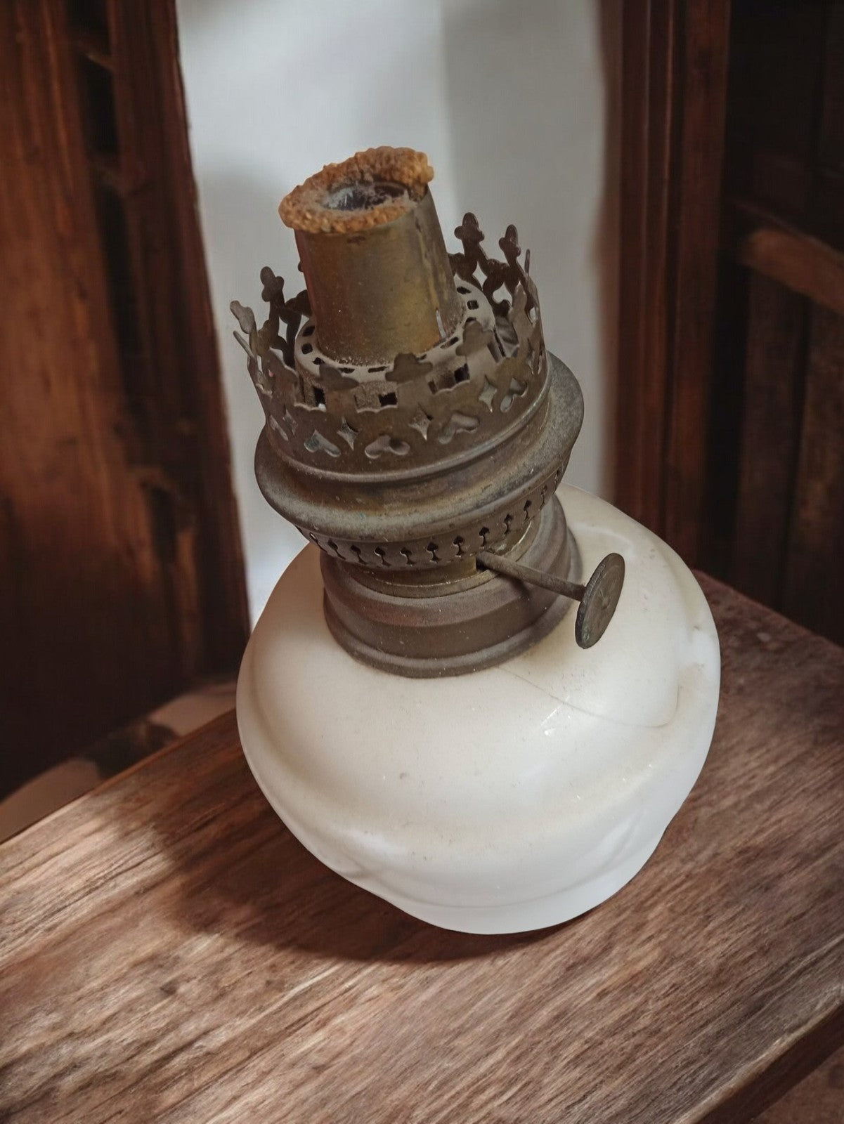 Lampe à huile ancienne vintage, laiton et verre blanc, déco rétro authentique