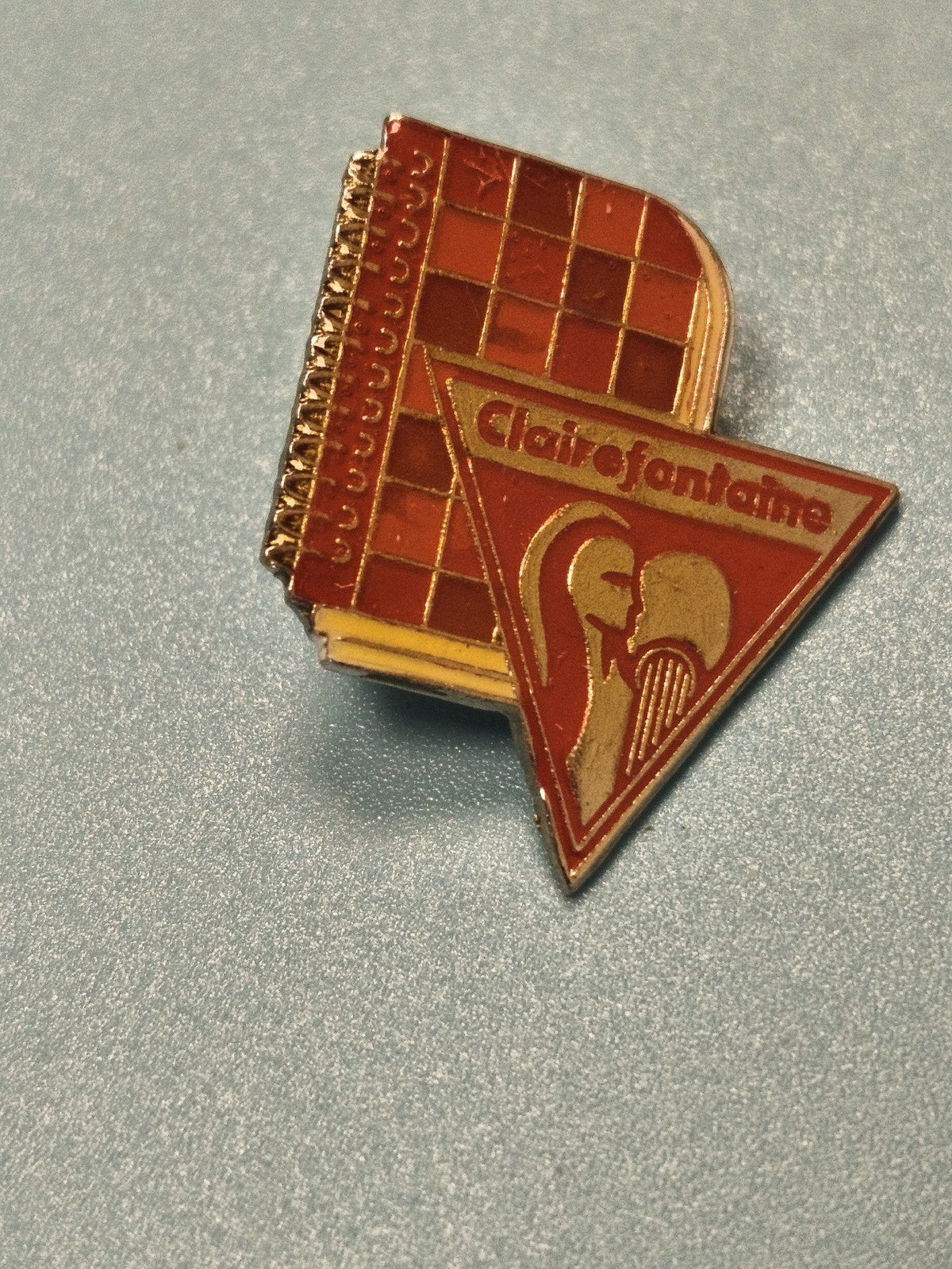 Vintage pin's Clairefontaine carnet émaillé rouge triangle collection scolaire