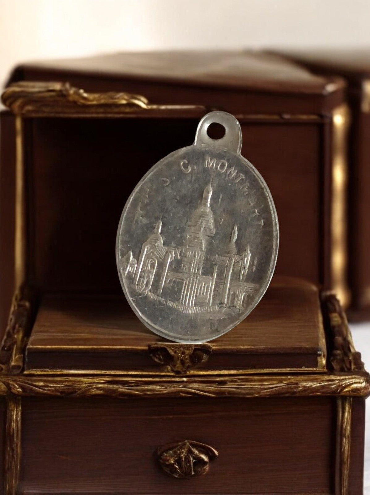 Médaille religieuse vintage métal Sacré-Cœur Montmartre Paris pendentif ancien