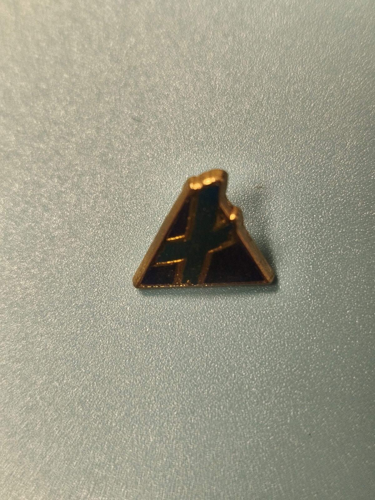 Vintage pin's Marseille triangle doré bleu vert collection badge ancien