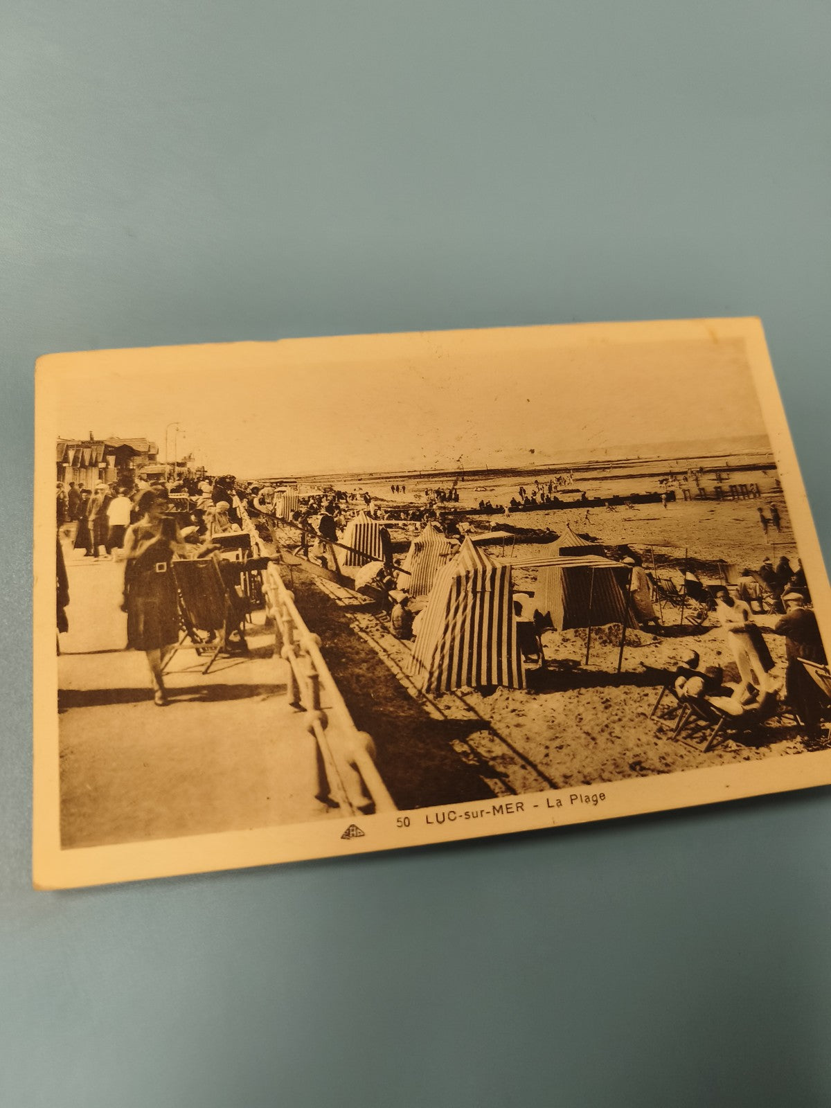 Ancienne carte postale animée Luc-sur-Mer plage vintage ? scène balnéaire