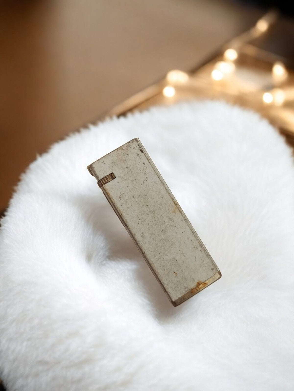 Briquet vintage rectangulaire à restaurer, aspect métallique ancien rétro