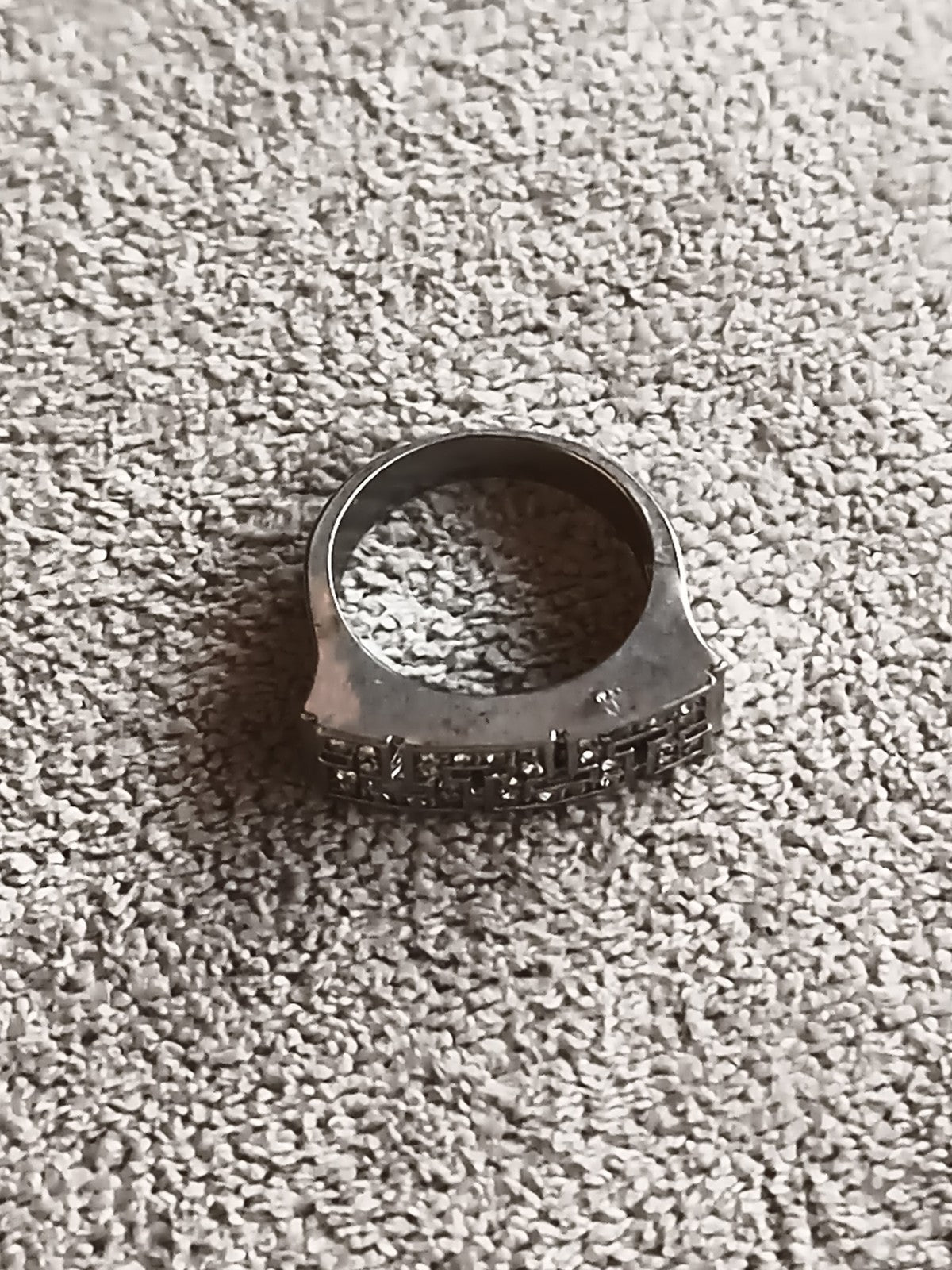 Bague fantaisie ancienne aspect argenté motif géométrique vintage rétro