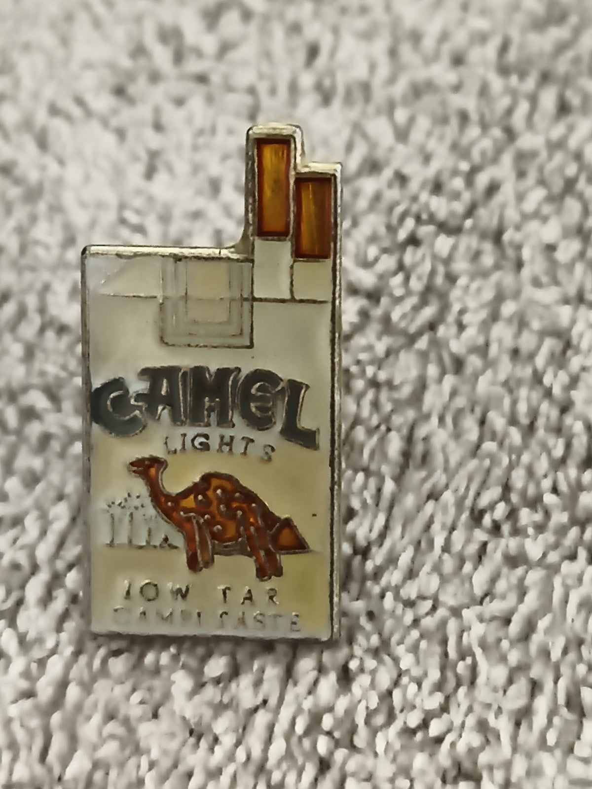 Pin's vintage Camel Lights, forme paquet cigarette, émaillé, années 90 (Ref 2)