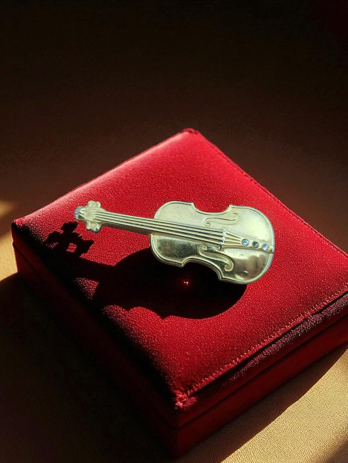 Broche vintage violon métal doré strass, bijou rétro ancien, épingle musique
