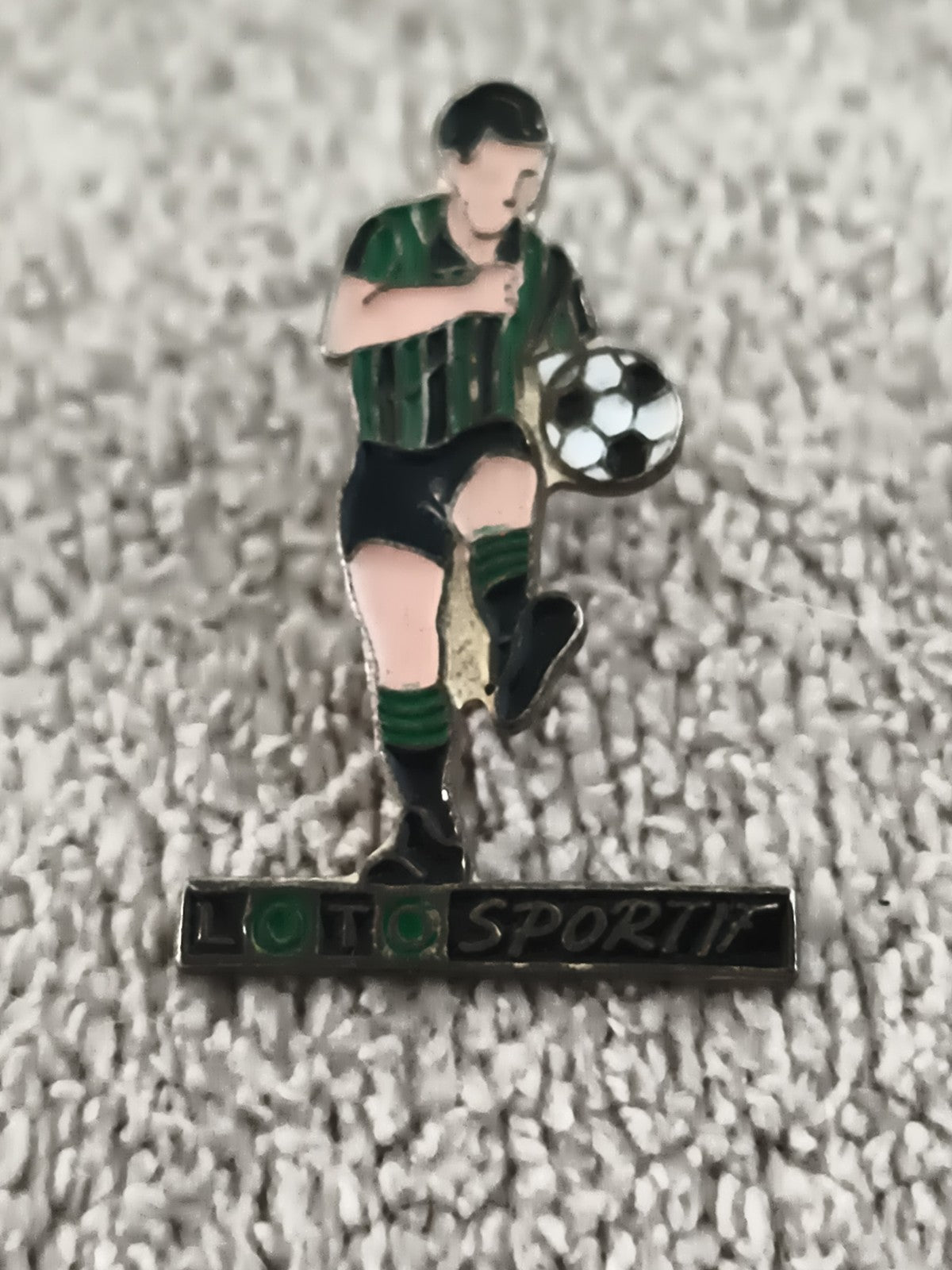 Pin's vintage Loto Sportif football joueur émaillé années 80 badge